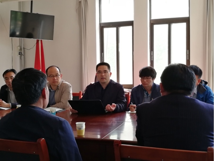 A group of people sitting around a table with laptops

Description automatically generated with medium confidence